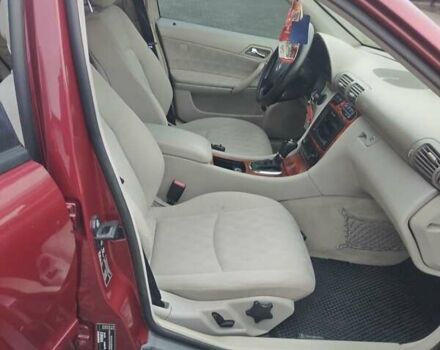 Красный Мерседес Ц-Класс, объемом двигателя 2 л и пробегом 376 тыс. км за 3900 $, фото 16 на Automoto.ua