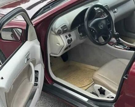 Красный Мерседес Ц-Класс, объемом двигателя 2 л и пробегом 318 тыс. км за 4700 $, фото 7 на Automoto.ua