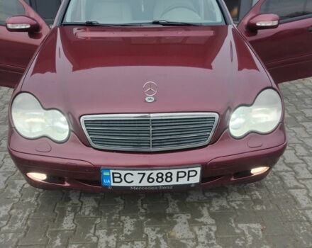 Красный Мерседес Ц-Класс, объемом двигателя 2 л и пробегом 376 тыс. км за 3900 $, фото 1 на Automoto.ua