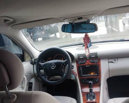 Красный Мерседес Ц-Класс, объемом двигателя 2 л и пробегом 376 тыс. км за 3900 $, фото 14 на Automoto.ua