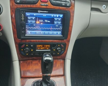 Красный Мерседес Ц-Класс, объемом двигателя 2 л и пробегом 376 тыс. км за 3900 $, фото 5 на Automoto.ua