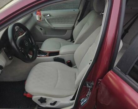 Красный Мерседес Ц-Класс, объемом двигателя 2 л и пробегом 376 тыс. км за 3900 $, фото 19 на Automoto.ua