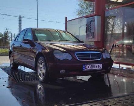 Красный Мерседес Ц-Класс, объемом двигателя 2 л и пробегом 318 тыс. км за 4700 $, фото 1 на Automoto.ua