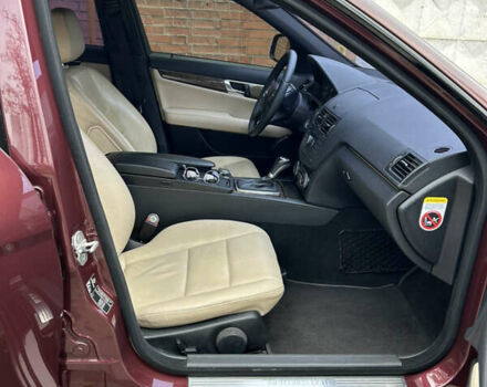 Червоний Мерседес Ц-Клас, об'ємом двигуна 3 л та пробігом 187 тис. км за 9500 $, фото 9 на Automoto.ua