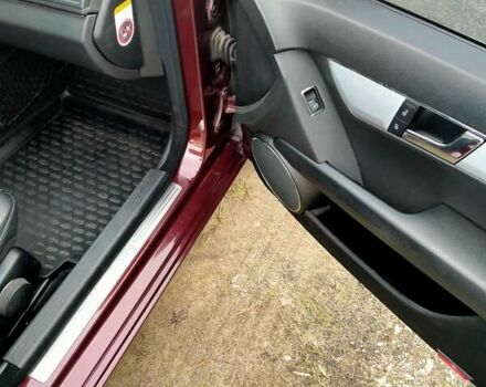 Красный Мерседес Ц-Класс, объемом двигателя 1.8 л и пробегом 192 тыс. км за 7200 $, фото 15 на Automoto.ua