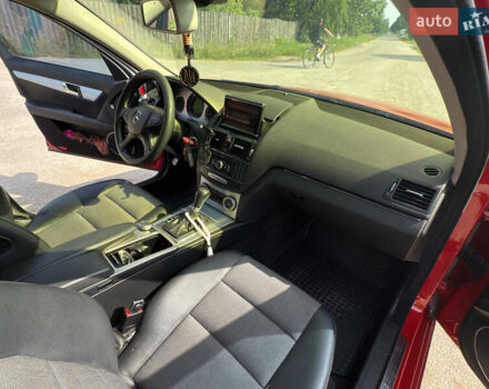 Червоний Мерседес Ц-Клас, об'ємом двигуна 2.5 л та пробігом 299 тис. км за 8999 $, фото 10 на Automoto.ua