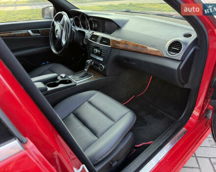 Червоний Мерседес Ц-Клас, об'ємом двигуна 1.8 л та пробігом 239 тис. км за 10700 $, фото 9 на Automoto.ua