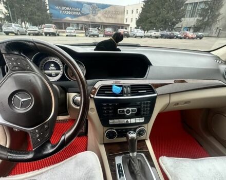 Мерседес Ц-Класс 2013 в Обухове на Automoto.ua Красный Мерседес Ц-Класс, объемом двигателя 1.8 л и пробегом 210 тыс. км за 10800 $, фото 20 на Automoto.ua