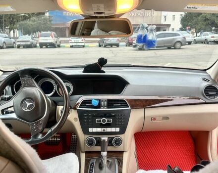 Мерседес Ц-Класс 2013 в Обухове на Automoto.ua Красный Мерседес Ц-Класс, объемом двигателя 1.8 л и пробегом 210 тыс. км за 10800 $, фото 12 на Automoto.ua