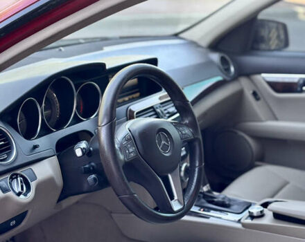 Красный Мерседес Ц-Класс, объемом двигателя 1.8 л и пробегом 199 тыс. км за 11150 $, фото 11 на Automoto.ua