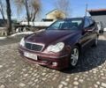 Красный Мерседес Ц-Класс, объемом двигателя 2.2 л и пробегом 300 тыс. км за 2999 $, фото 1 на Automoto.ua