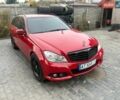 Красный Мерседес Ц-Класс, объемом двигателя 2.15 л и пробегом 305 тыс. км за 8600 $, фото 1 на Automoto.ua