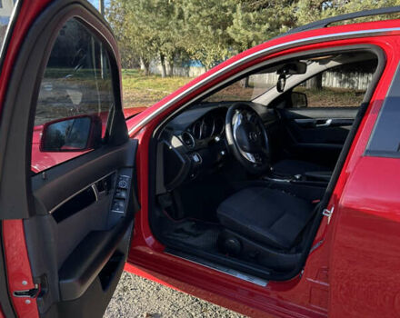 Червоний Мерседес Ц-Клас, об'ємом двигуна 2.2 л та пробігом 270 тис. км за 11000 $, фото 9 на Automoto.ua