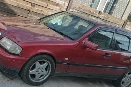 Червоний Мерседес Ц-Клас, об'ємом двигуна 1.8 л та пробігом 233 тис. км за 2500 $, фото 1 на Automoto.ua