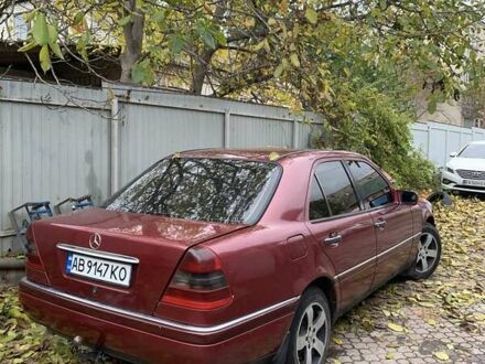 Червоний Мерседес Ц-Клас, об'ємом двигуна 2.5 л та пробігом 100 тис. км за 2700 $, фото 1 на Automoto.ua