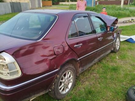 Мерседес Ц-Класс 1995 в Яготине на Automoto.ua Красный Мерседес Ц-Класс, объемом двигателя 2.2 л и пробегом 250 тыс. км за 600 $, фото 1 на Automoto.ua