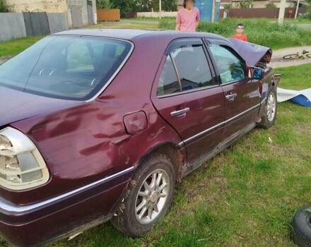 Мерседес Ц-Класс 1995 в Яготине на Automoto.ua Красный Мерседес Ц-Класс, объемом двигателя 2.2 л и пробегом 250 тыс. км за 600 $, фото 1 на Automoto.ua