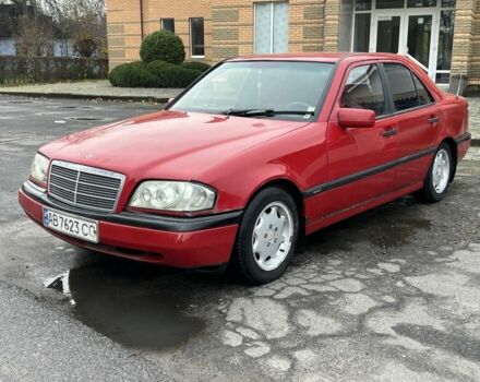 Красный Мерседес Ц-Класс, объемом двигателя 1.8 л и пробегом 250 тыс. км за 2000 $, фото 1 на Automoto.ua