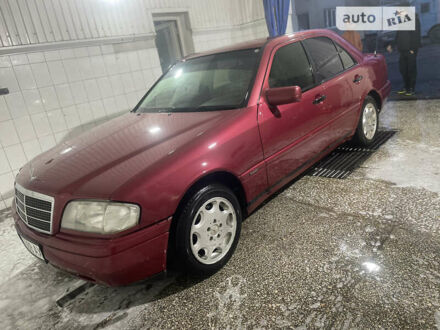 Мерседес Ц-Клас 1996 у Одесі на Automoto.ua Червоний Мерседес Ц-Клас, об'ємом двигуна 1.8 л та пробігом 276 тис. км за 1750 $, фото 1 на Automoto.ua