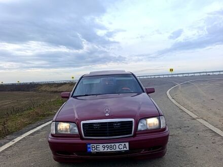 Красный Мерседес Ц-Класс, объемом двигателя 1.8 л и пробегом 426 тыс. км за 2850 $, фото 1 на Automoto.ua