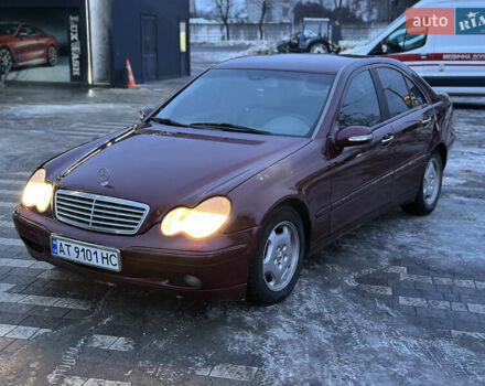 Красный Мерседес Ц-Класс, объемом двигателя 2 л и пробегом 296 тыс. км за 3700 $, фото 1 на Automoto.ua
