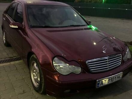 Мерседес Ц-Класс 2000 в Ивано-Франковске на Automoto.ua Красный Мерседес Ц-Класс, объемом двигателя 2 л и пробегом 291 тыс. км за 4200 $, фото 1 на Automoto.ua