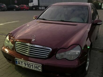 Мерседес Ц-Класс 2000 в Ивано-Франковске на Automoto.ua Красный Мерседес Ц-Класс, объемом двигателя 2 л и пробегом 291 тыс. км за 4200 $, фото 1 на Automoto.ua