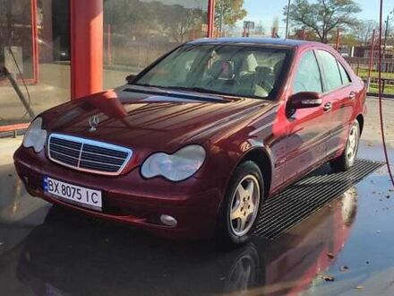 Красный Мерседес Ц-Класс, объемом двигателя 2 л и пробегом 318 тыс. км за 4700 $, фото 1 на Automoto.ua