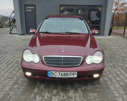 Красный Мерседес Ц-Класс, объемом двигателя 2 л и пробегом 376 тыс. км за 3900 $, фото 1 на Automoto.ua