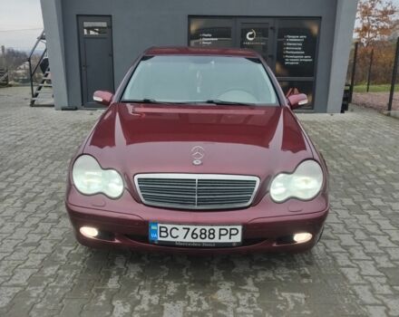 Красный Мерседес Ц-Класс, объемом двигателя 2 л и пробегом 376 тыс. км за 3900 $, фото 1 на Automoto.ua