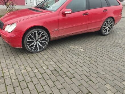 Красный Мерседес Ц-Класс, объемом двигателя 2.2 л и пробегом 234 тыс. км за 2300 $, фото 1 на Automoto.ua