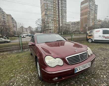 Красный Мерседес Ц-Класс, объемом двигателя 2 л и пробегом 233 тыс. км за 4700 $, фото 1 на Automoto.ua