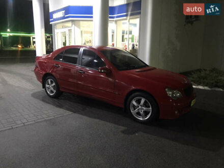 Мерседес Ц-Клас 2004 у Дніпро (Дніпропетровську) на Automoto.ua Червоний Мерседес Ц-Клас, об'ємом двигуна 2.2 л та пробігом 204 тис. км за 7999 $, фото 1 на Automoto.ua