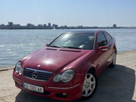Мерседес Ц-Клас 2005 у Дніпро (Дніпропетровську) на Automoto.ua Червоний Мерседес Ц-Клас, об'ємом двигуна 1.8 л та пробігом 325 тис. км за 4500 $, фото 1 на Automoto.ua
