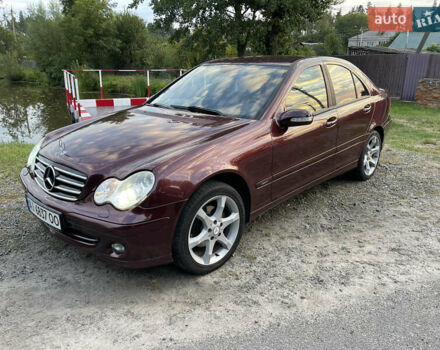 Красный Мерседес Ц-Класс, объемом двигателя 1.8 л и пробегом 303 тыс. км за 5600 $, фото 1 на Automoto.ua