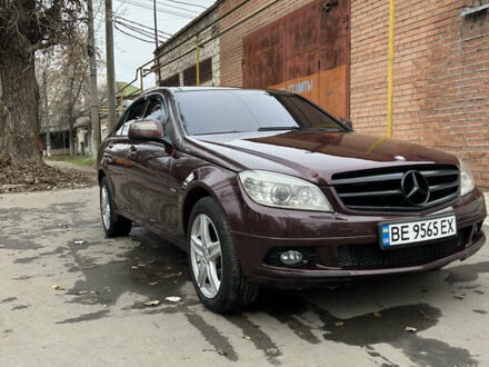 Красный Мерседес Ц-Класс, объемом двигателя 3 л и пробегом 187 тыс. км за 9500 $, фото 1 на Automoto.ua