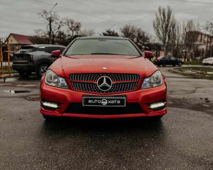 Красный Мерседес Ц-Класс, объемом двигателя 1.8 л и пробегом 186 тыс. км за 11500 $, фото 1 на Automoto.ua