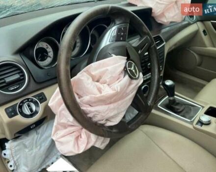 Мерседес Ц-Класс, объемом двигателя 2.2 л и пробегом 200 тыс. км за 5600 $, фото 2 на Automoto.ua