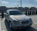Желтый Мерседес Ц-Класс, объемом двигателя 2 л и пробегом 260 тыс. км за 4000 $, фото 1 на Automoto.ua