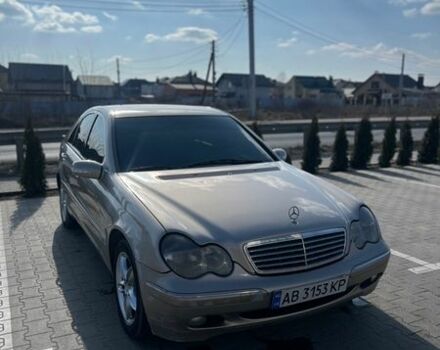 Желтый Мерседес Ц-Класс, объемом двигателя 2 л и пробегом 260 тыс. км за 4000 $, фото 1 на Automoto.ua