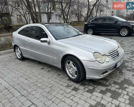 Сірий Мерседес Ц-Клас, об'ємом двигуна 2 л та пробігом 256 тис. км за 2900 $, фото 2 на Automoto.ua