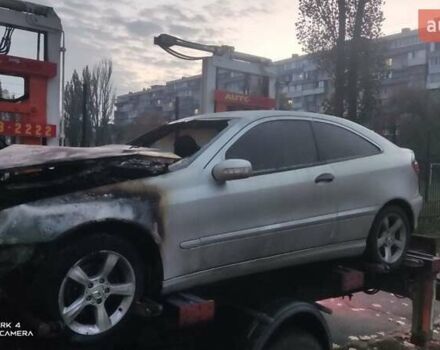 Сірий Мерседес Ц-Клас, об'ємом двигуна 2 л та пробігом 380 тис. км за 1100 $, фото 2 на Automoto.ua