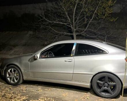 Серый Мерседес Ц-Класс, объемом двигателя 2.3 л и пробегом 334 тыс. км за 5000 $, фото 2 на Automoto.ua