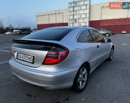 Сірий Мерседес Ц-Клас, об'ємом двигуна 2 л та пробігом 300 тис. км за 2999 $, фото 4 на Automoto.ua