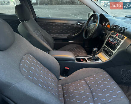 Сірий Мерседес Ц-Клас, об'ємом двигуна 2 л та пробігом 300 тис. км за 2999 $, фото 5 на Automoto.ua