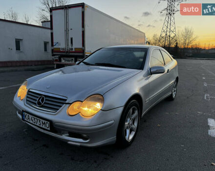 Сірий Мерседес Ц-Клас, об'ємом двигуна 2 л та пробігом 300 тис. км за 2999 $, фото 2 на Automoto.ua