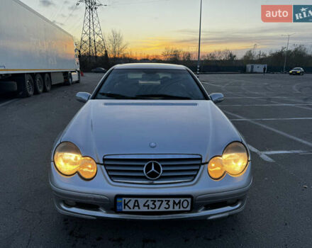 Сірий Мерседес Ц-Клас, об'ємом двигуна 2 л та пробігом 300 тис. км за 2999 $, фото 1 на Automoto.ua