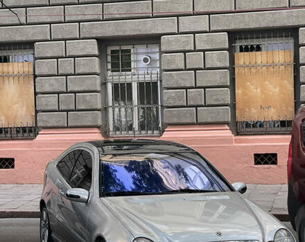 Серый Мерседес Ц-Класс, объемом двигателя 2 л и пробегом 275 тыс. км за 4900 $, фото 6 на Automoto.ua