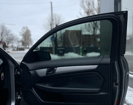 Серый Мерседес Ц-Класс, объемом двигателя 2.1 л и пробегом 264 тыс. км за 11900 $, фото 5 на Automoto.ua