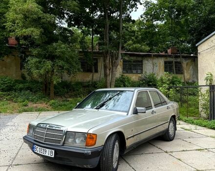 Сірий Мерседес Ц-Клас, об'ємом двигуна 2 л та пробігом 300 тис. км за 1300 $, фото 1 на Automoto.ua